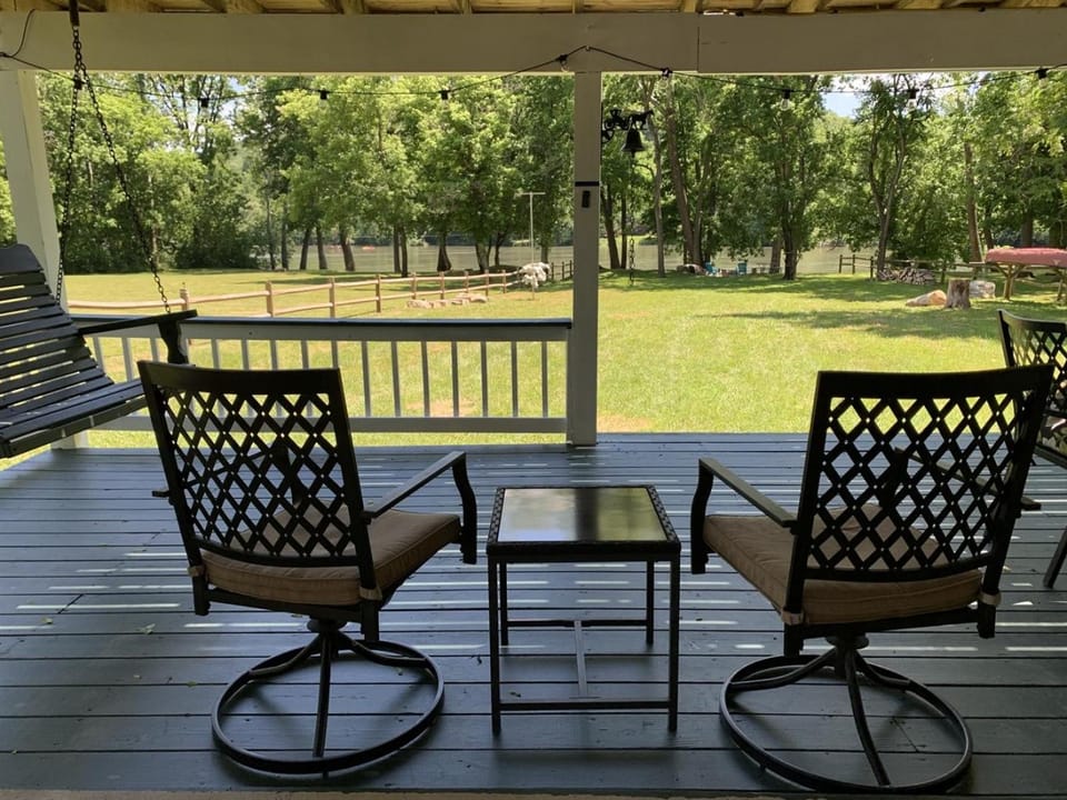 Bear Valley - Riverfront, Starlink WiFi & Hot Tub House in Shenandoah Valley