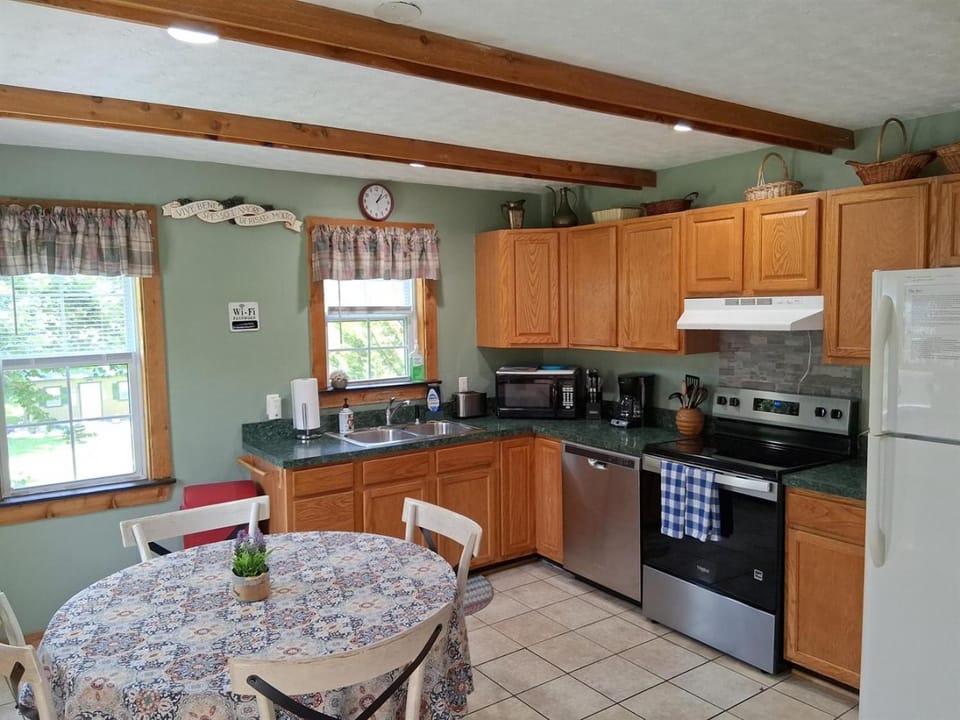 Bear Valley - Riverfront, Starlink WiFi & Hot Tub House in Shenandoah Valley