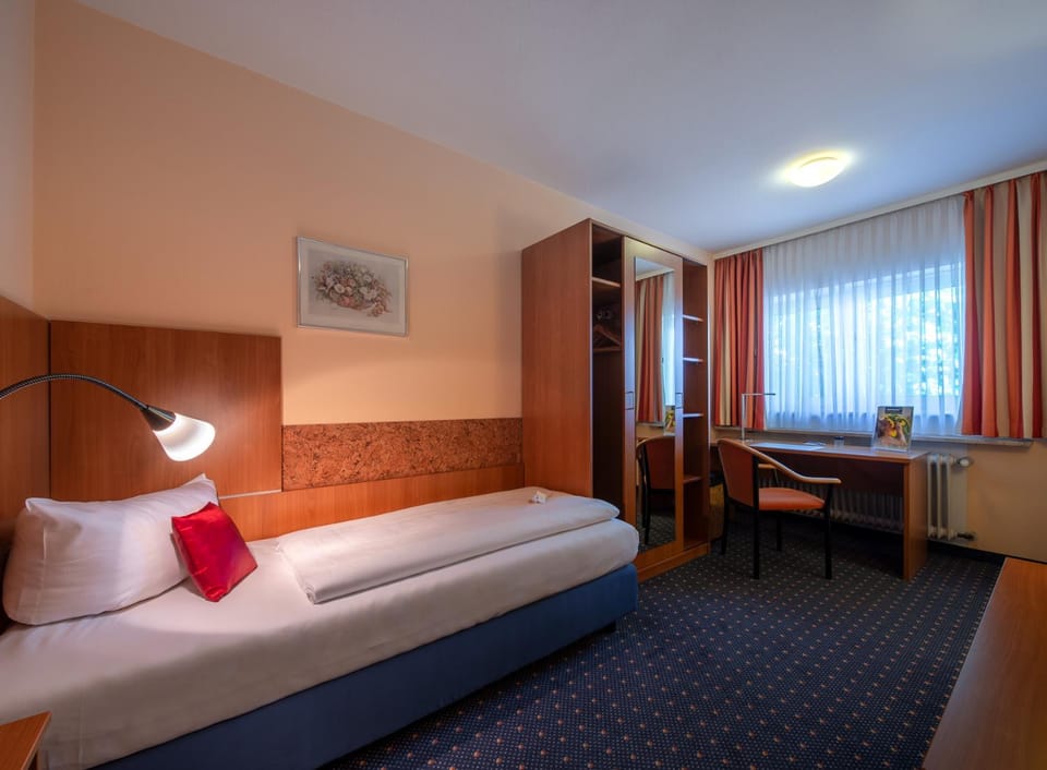 Bed, Photo of the whole room, Seating area, Bedroom
