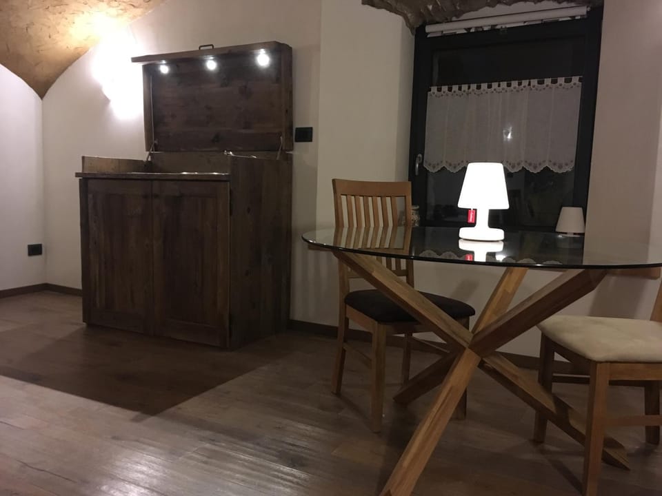 Coffee/tea facilities, Kitchen or kitchenette, Living room, Seating area, Dining area, Bedroom