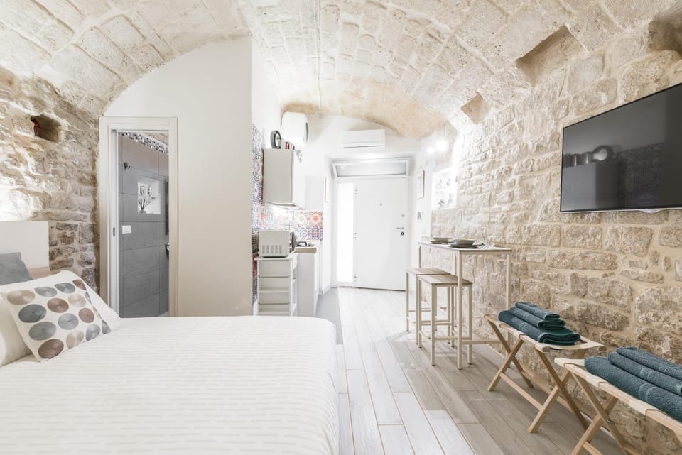 Kitchen or kitchenette, Dining area, Bedroom