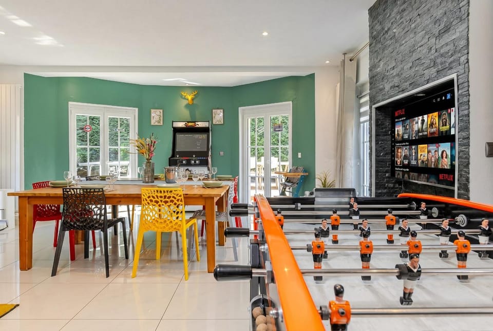 Game Room, Living room