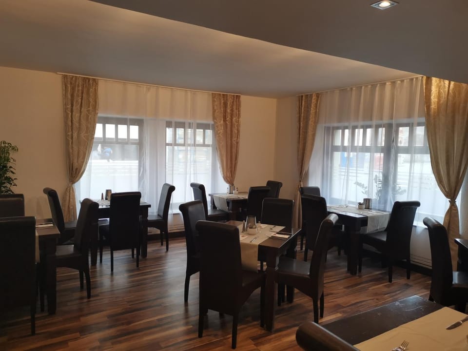 Restaurant/places to eat, Buffet breakfast