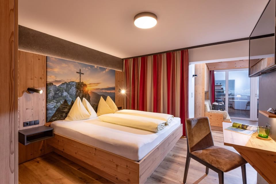 Bed, TV and multimedia, Photo of the whole room, Seating area, Bedroom