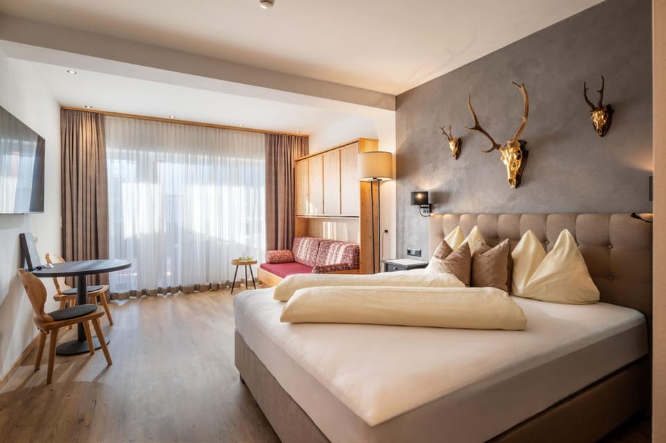 Bed, TV and multimedia, Photo of the whole room, Seating area, Bedroom