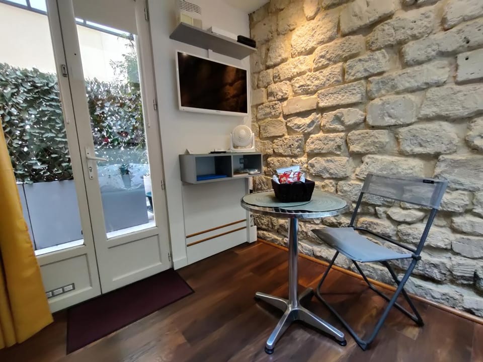 Romantic Tiny House inside Montmartre Apartment in Paris