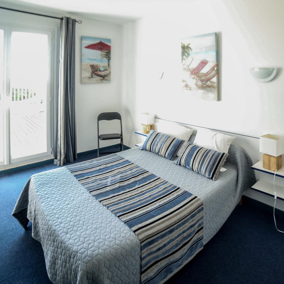 Photo of the whole room, Sea view