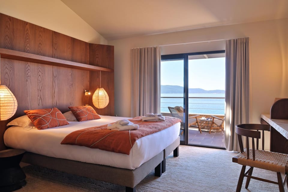 Photo of the whole room, Sea view