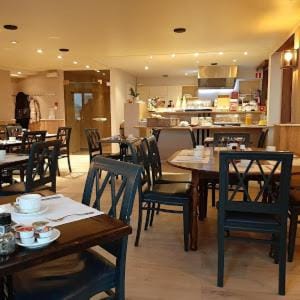 Restaurant/places to eat, Food and drinks