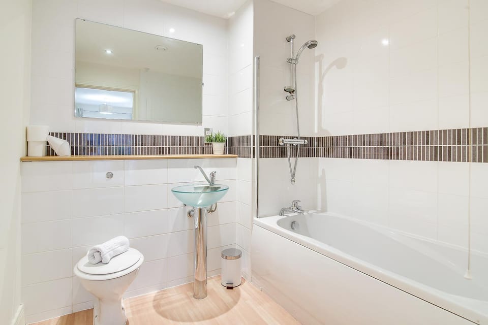 Toilet, Hot Tub, Bathroom