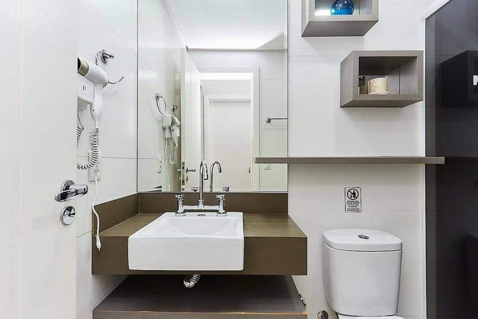 1021 Apartamento em condomínio com piscina localizado na Avenida da praia do centro de Bombinhas Apartment in Bombinhas