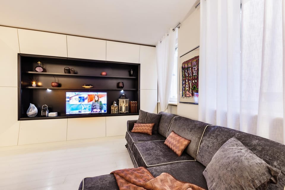 Bed, TV and multimedia, Living room, Seating area