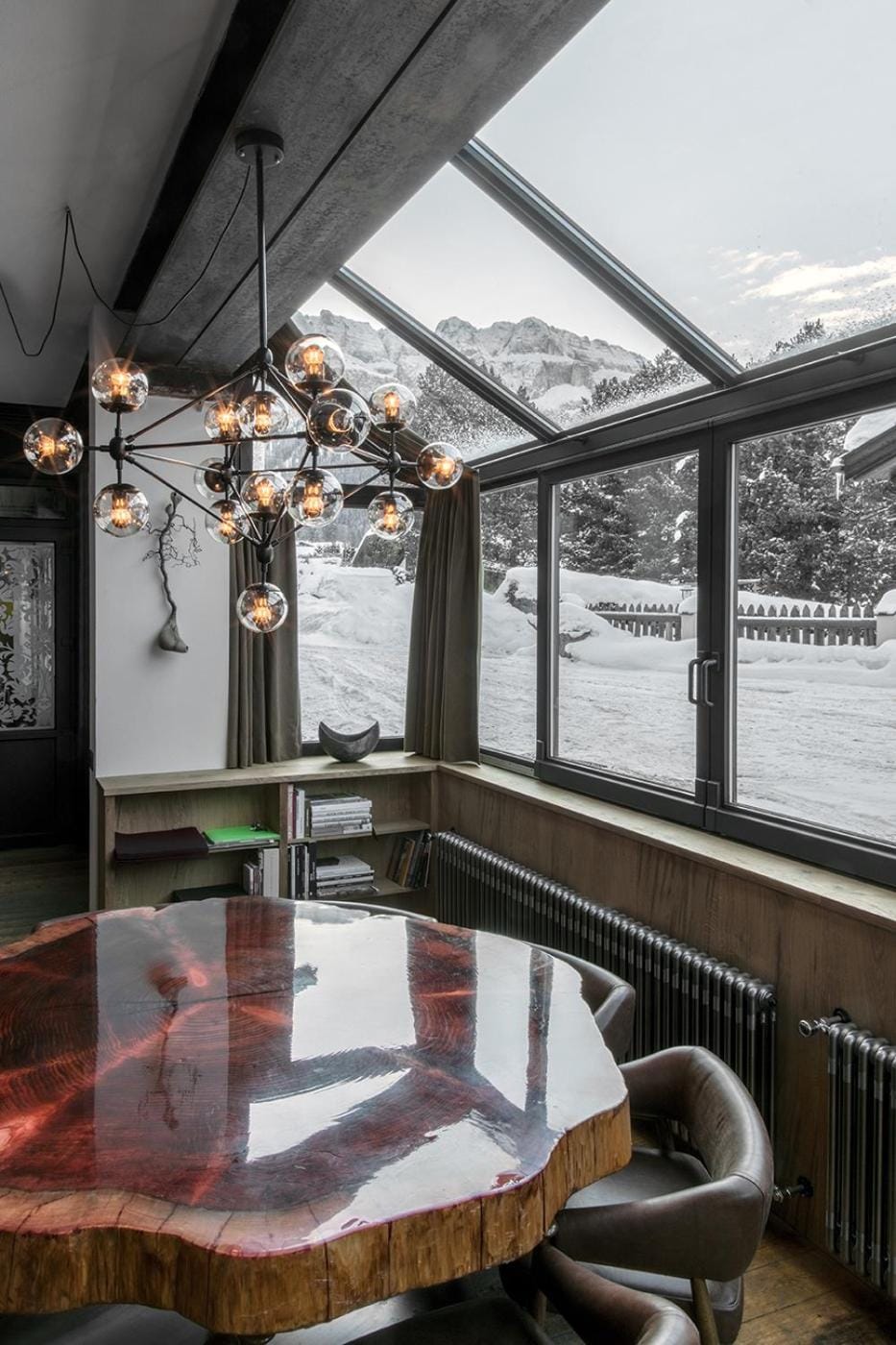 Communal lounge/ TV room, Coffee/tea facilities, Kitchen or kitchenette, Living room, Decorative detail, Seating area, Dining area, Mountain view