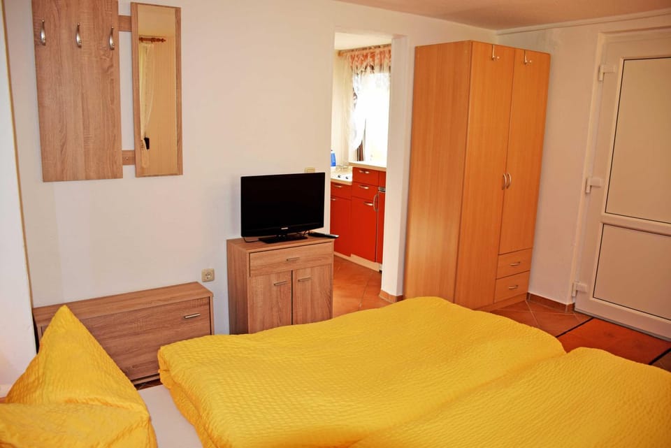 Bed, TV and multimedia, Bedroom, wardrobe