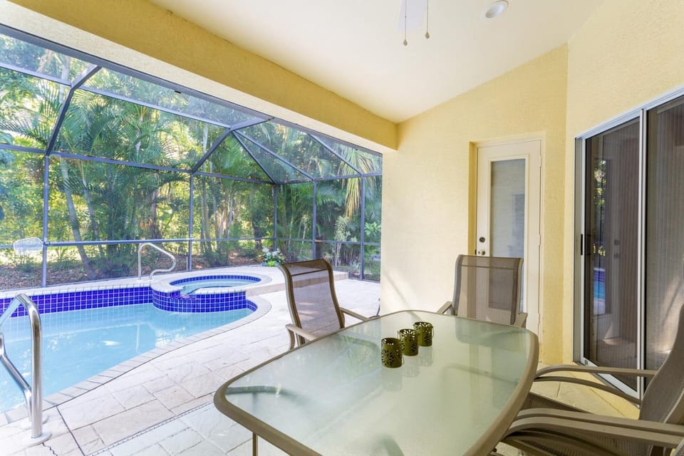 SERENE & ATTRACTIVE 3BR HEATED POOL/SPA HOME House in Estero