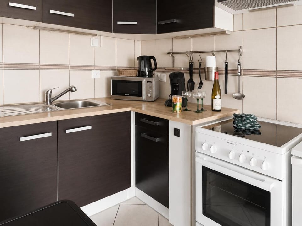 Coffee/tea facilities, microwave, oven, stove, toaster