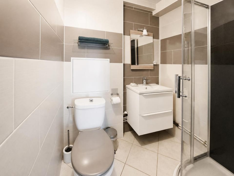 Shower, Toilet, Bathroom, towels