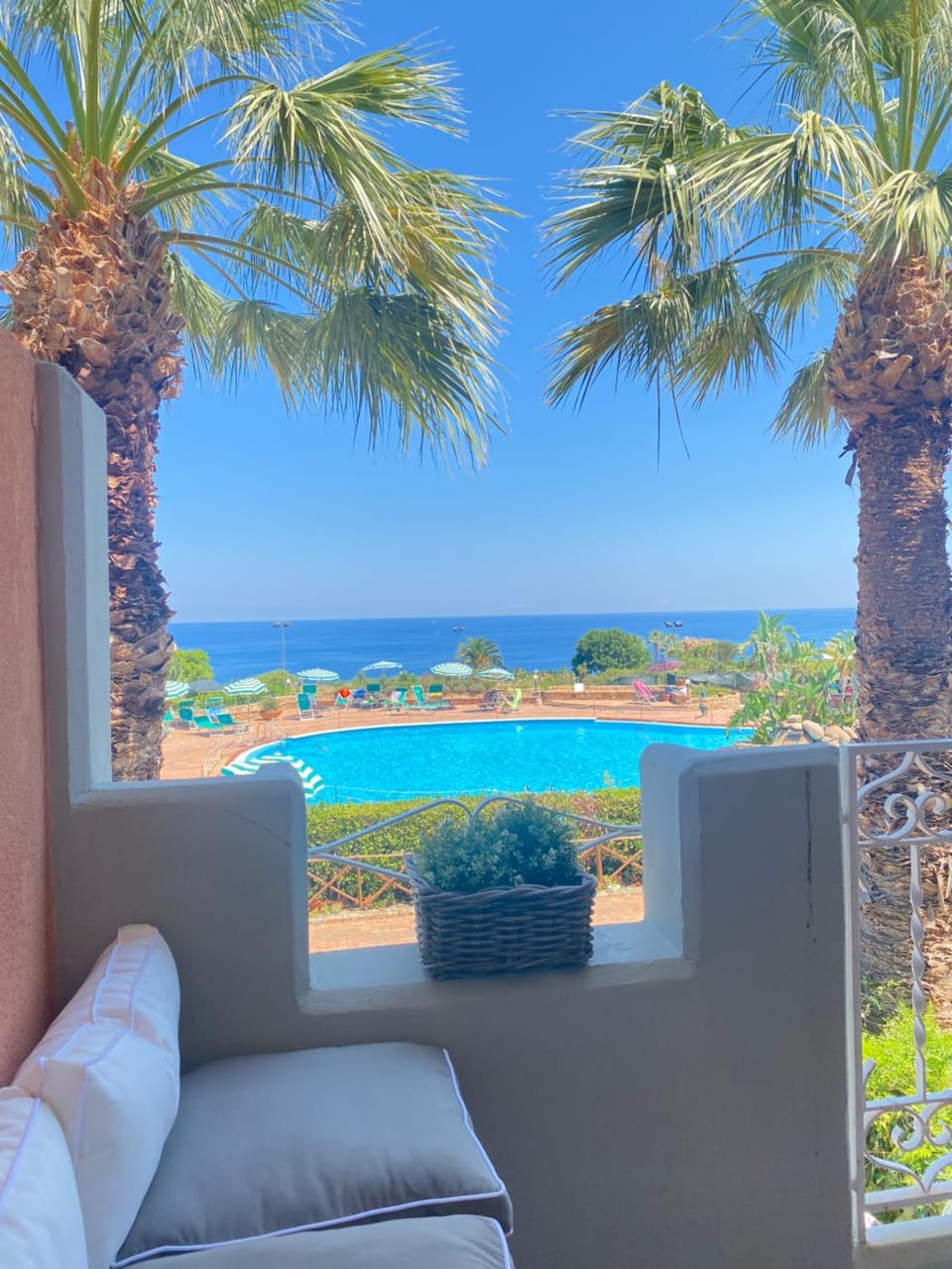 View (from property/room), Balcony/Terrace, Pool view, Sea view