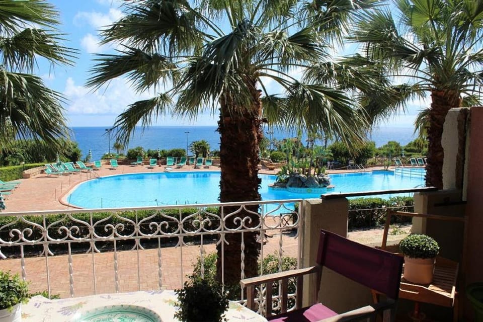 Pool view, Sea view