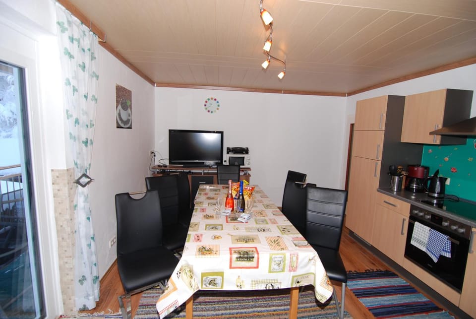 TV and multimedia, Dining area, Food, kitchen