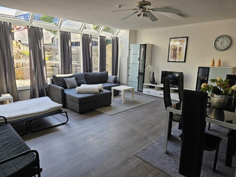 Communal lounge/ TV room, TV and multimedia, Living room, Seating area, Dining area, Bedroom