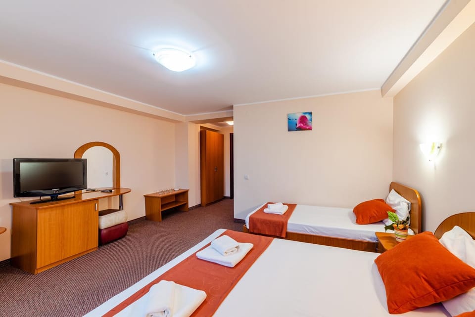 Bed, TV and multimedia, Photo of the whole room, Bedroom