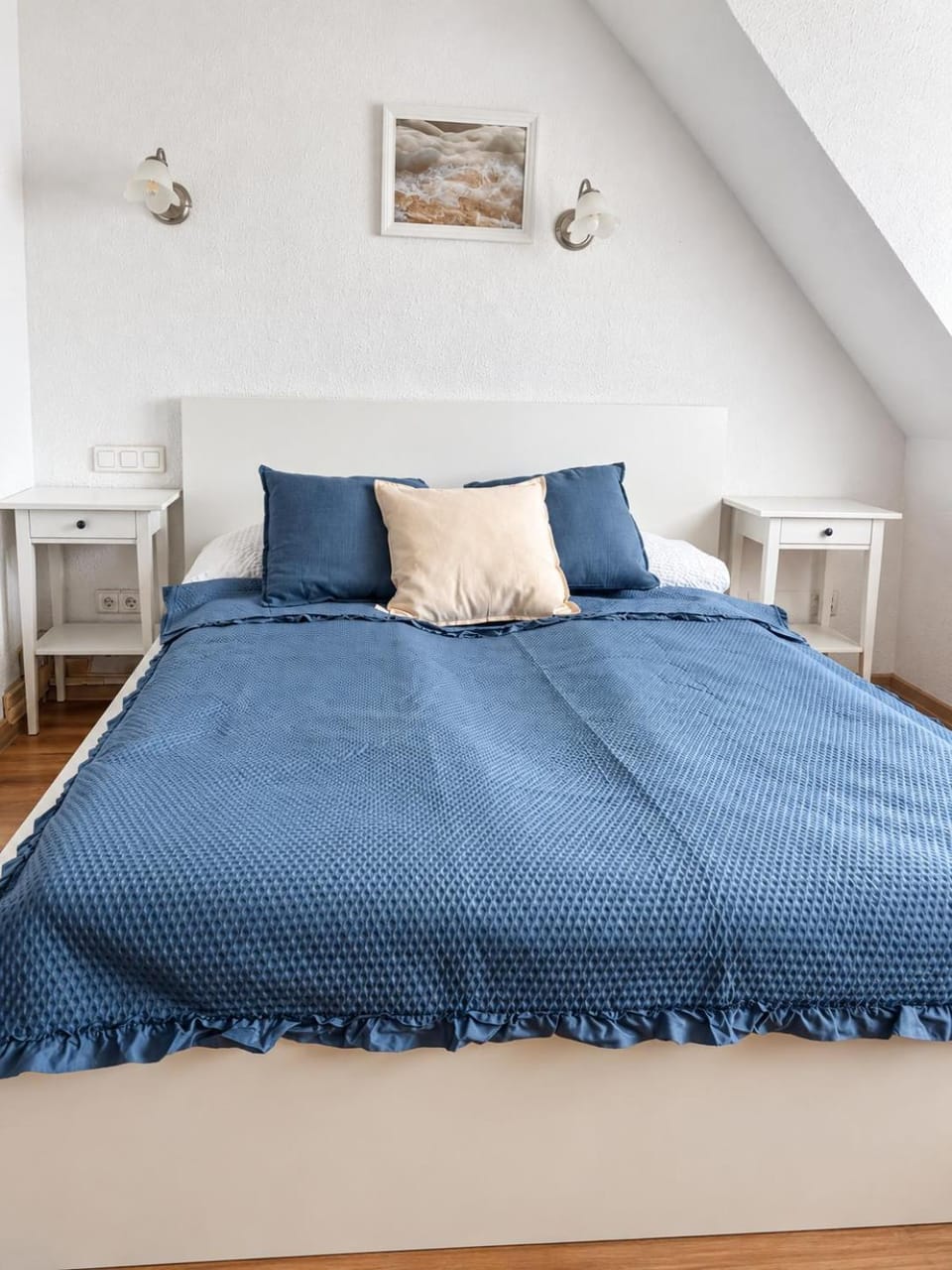 Bed, Photo of the whole room, Bedroom