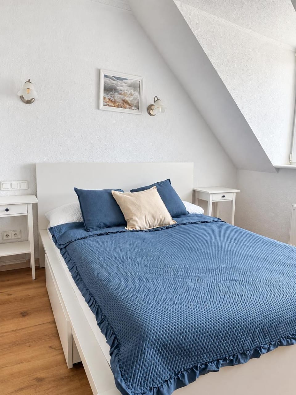 Bed, Photo of the whole room, Bedroom