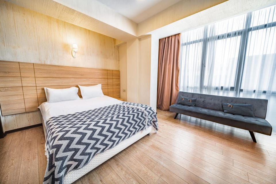 Bed, Living room, Photo of the whole room, Seating area, Bedroom