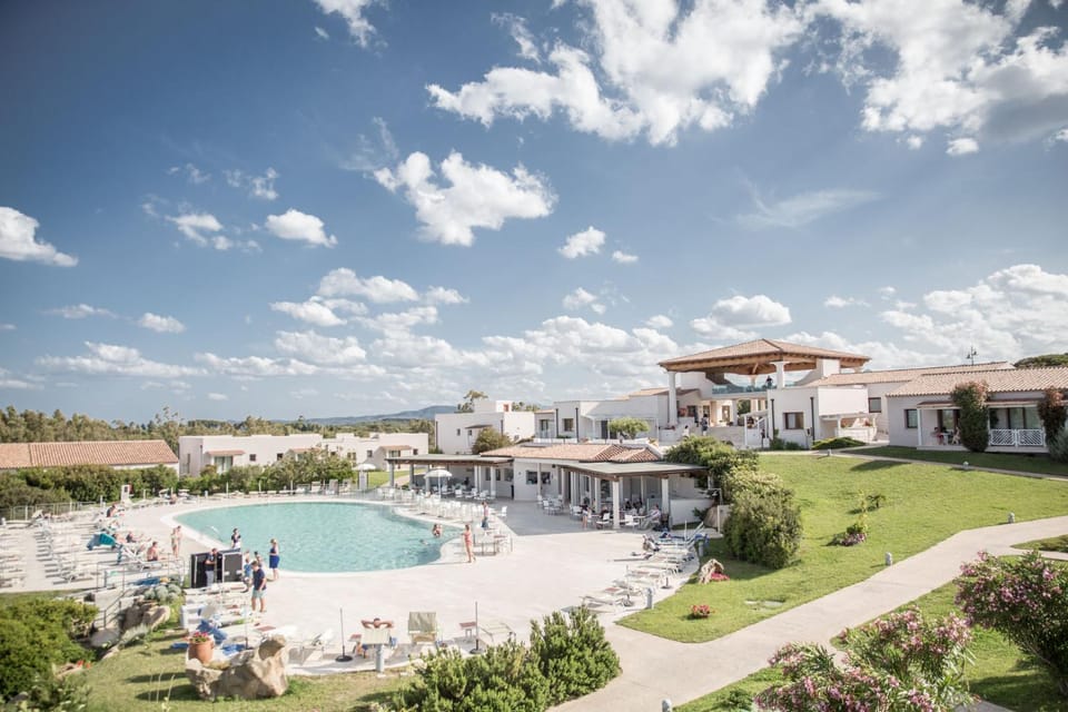 Restaurant/places to eat, Garden, Swimming pool