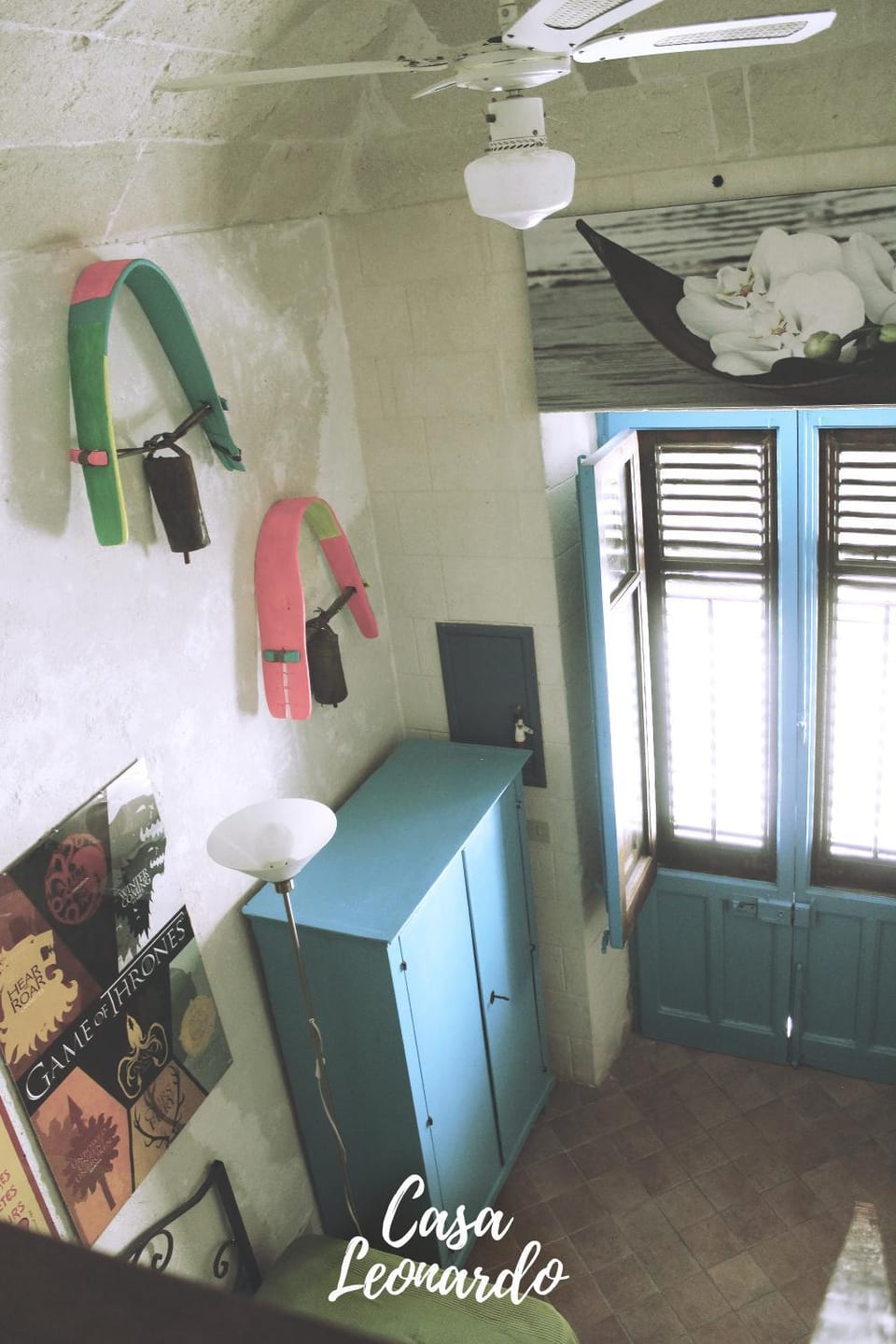 Photo of the whole room, Decorative detail