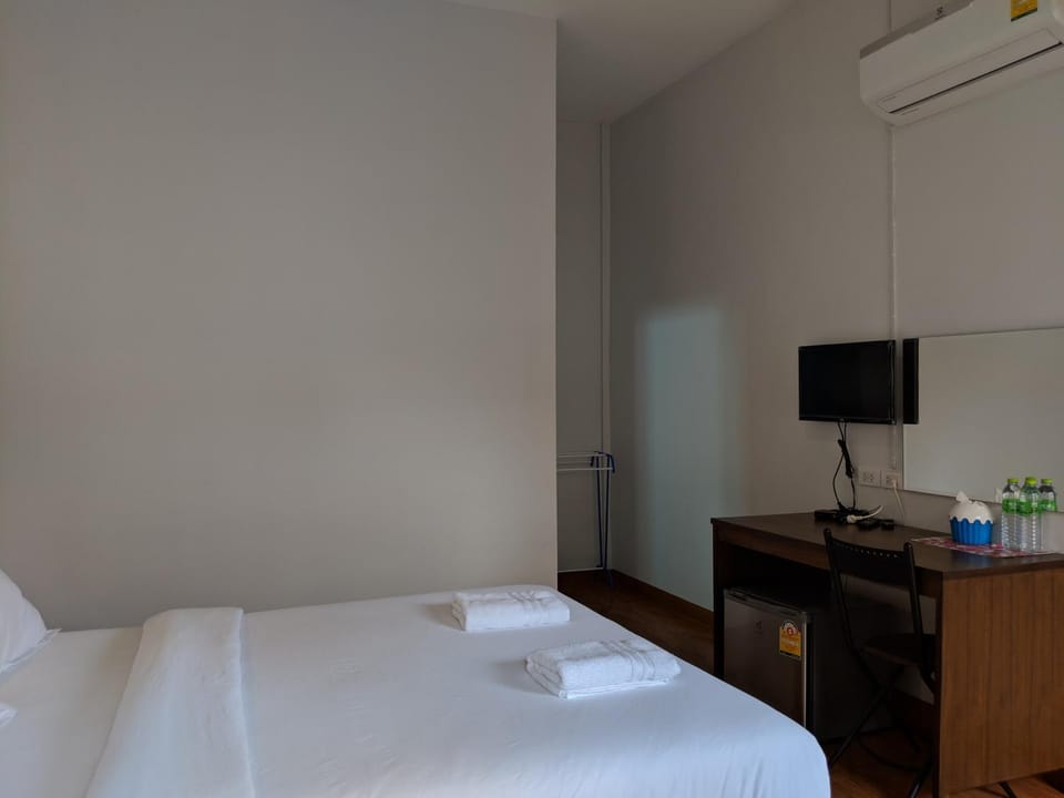 Bed, TV and multimedia, air conditioner