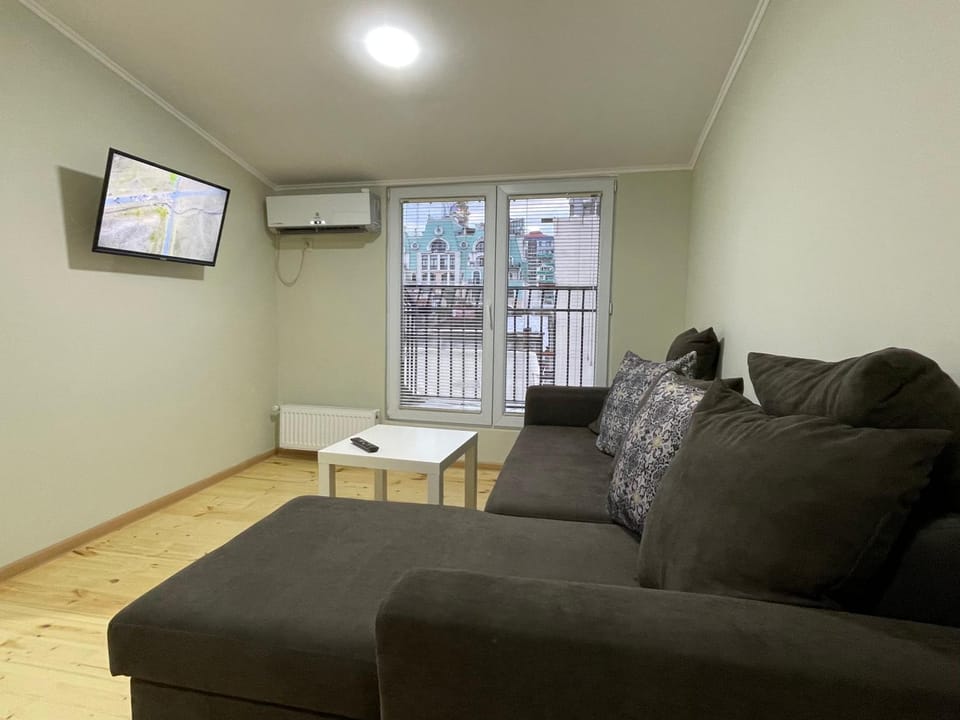 TV and multimedia, Living room, Seating area, air conditioner