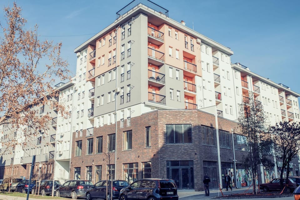 Property building, Nearby landmark, Facade/entrance, On-site shops