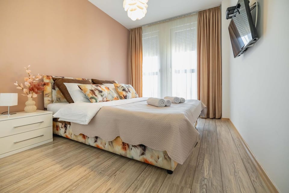 Bed, TV and multimedia, Bedroom, towels