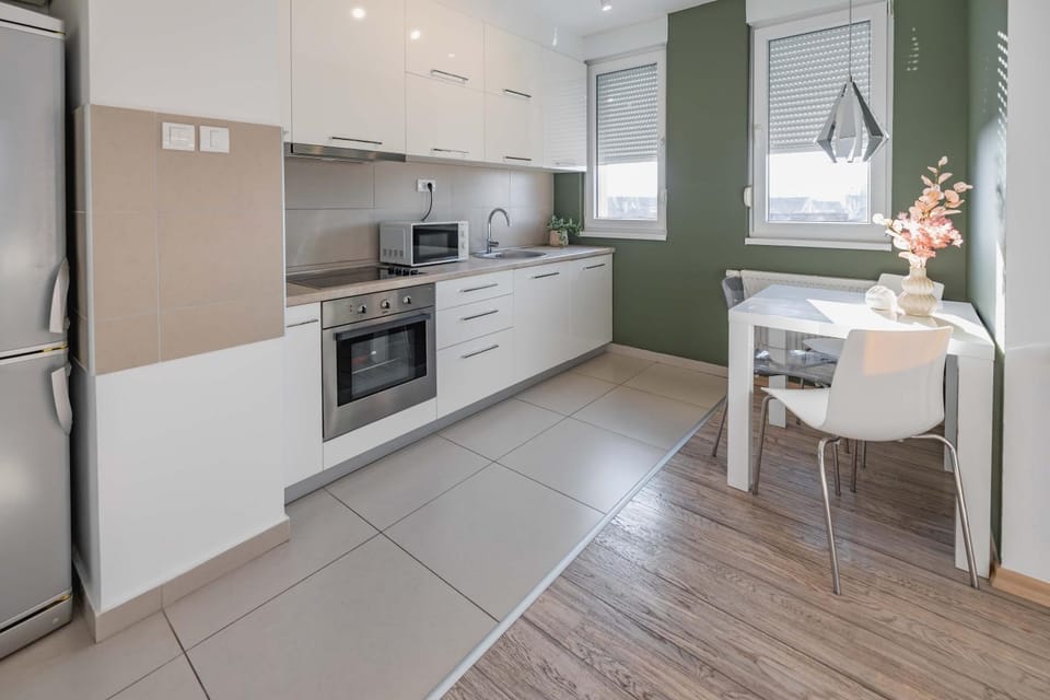Kitchen or kitchenette, Dining area, minibar, pet friendly, stove
