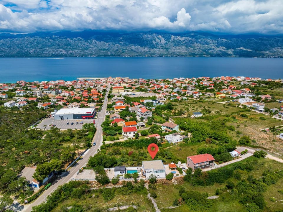 Property building, Nearby landmark, Day, Neighbourhood, Natural landscape, Bird's eye view, City view, Mountain view, Sea view, Street view, Location