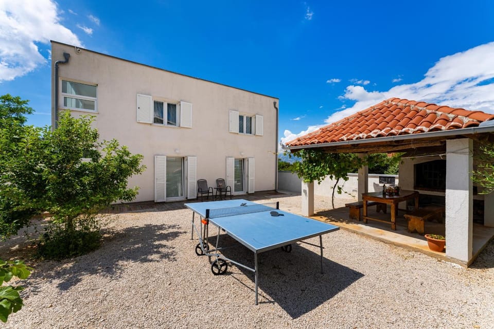 Property building, Patio, Day, Table tennis, Dining area, sunbed