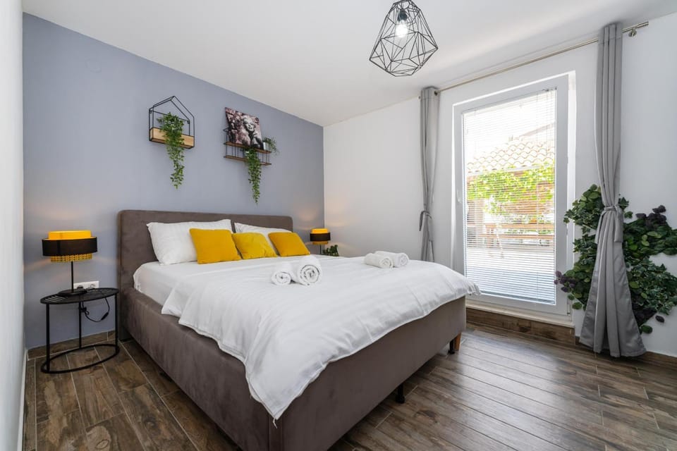 Bed, Photo of the whole room, Bedroom, towels