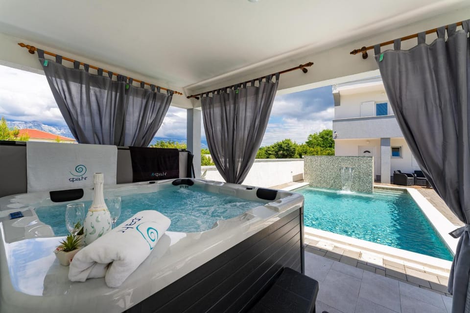 Natural landscape, Hot Tub, Pool view, Swimming pool, sunbed, towels