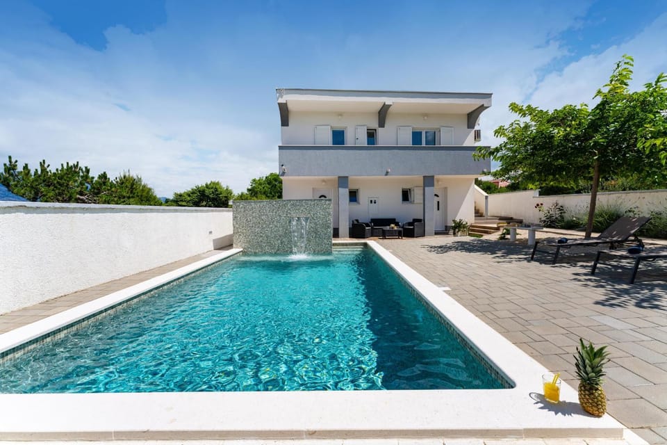Property building, Patio, Day, Garden, Garden view, Pool view, Swimming pool, sunbed
