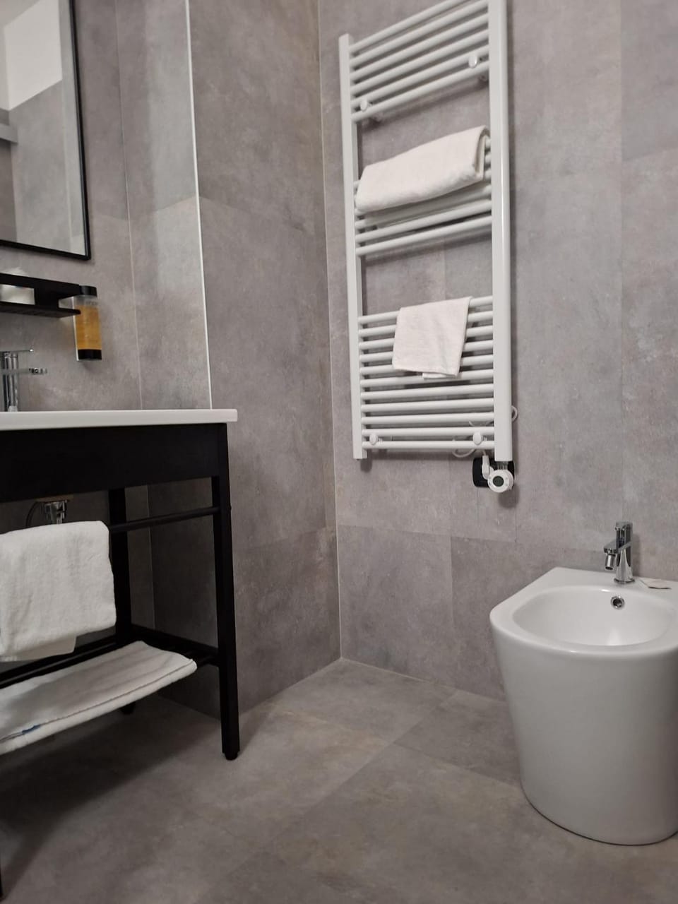 Bathroom, towels