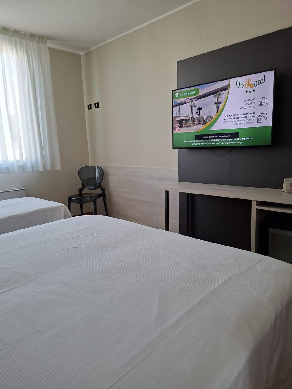 Bed, TV and multimedia, Bedroom