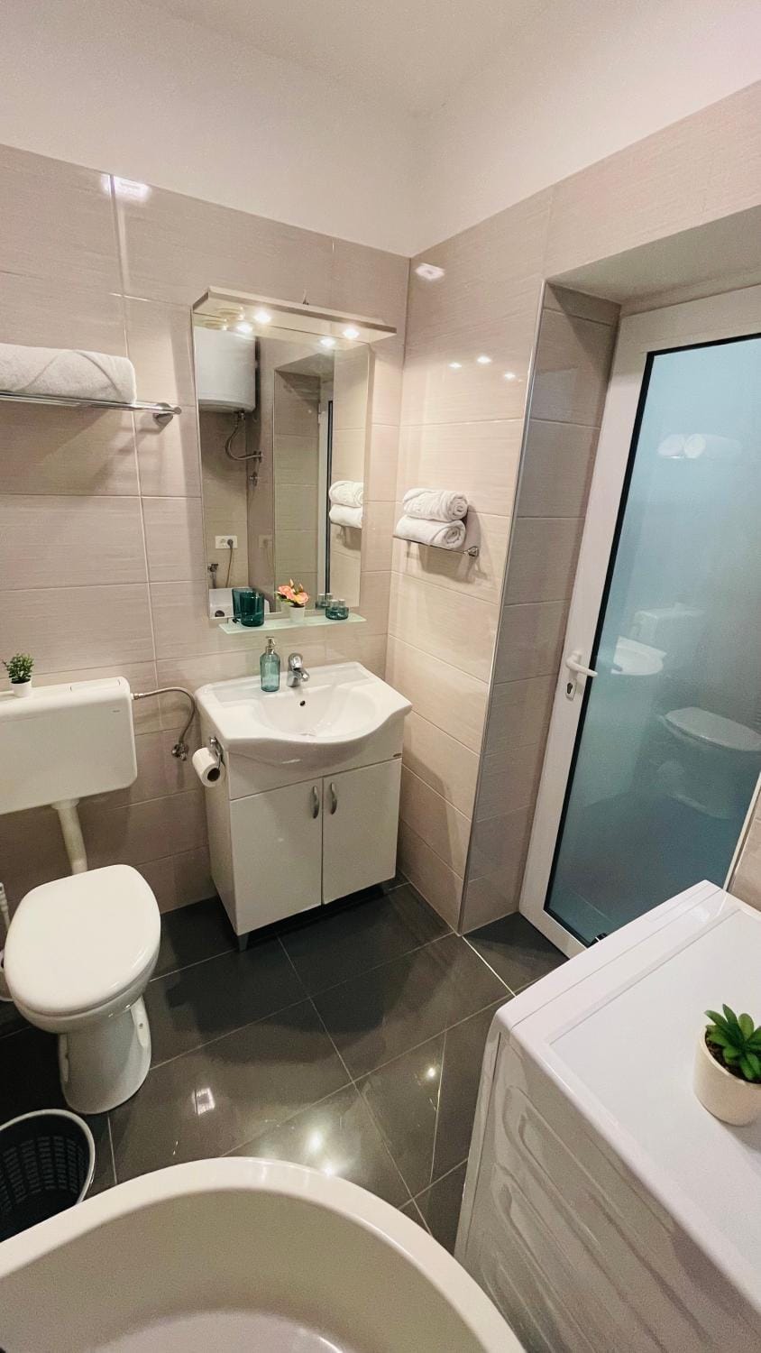 Toilet, Bathroom, towels
