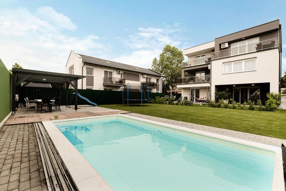 Property building, Day, Garden, Garden view, Pool view, Swimming pool