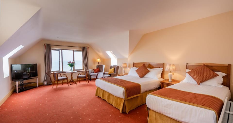 TV and multimedia, Photo of the whole room, Seating area, Bedroom, Sea view