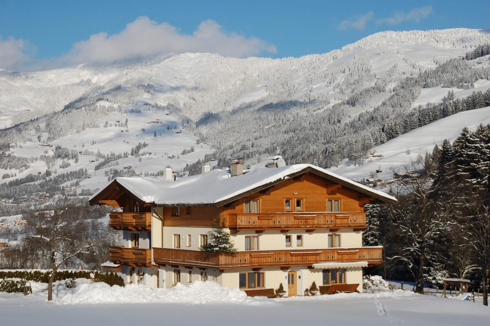 Facade/entrance, Winter, Area and facilities