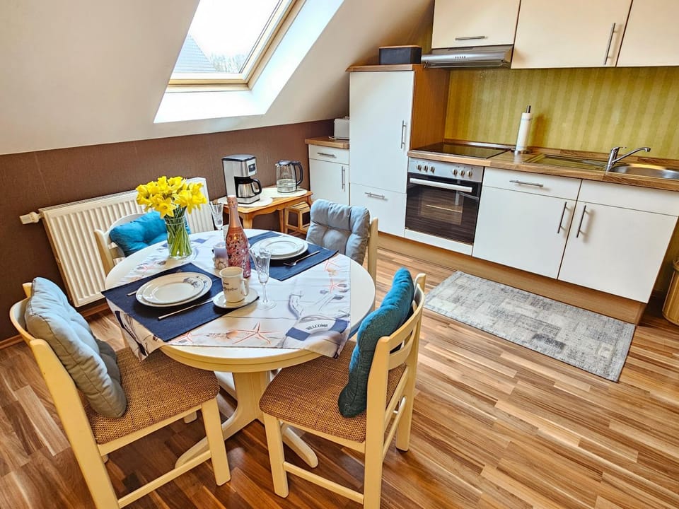 Kitchen or kitchenette, Dining area, oven, stove, toaster