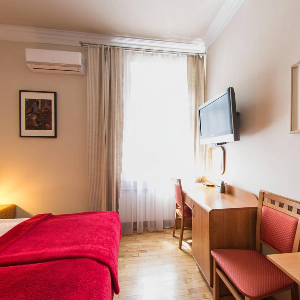 TV and multimedia, Other, Photo of the whole room, Decorative detail, Seating area, Bedroom