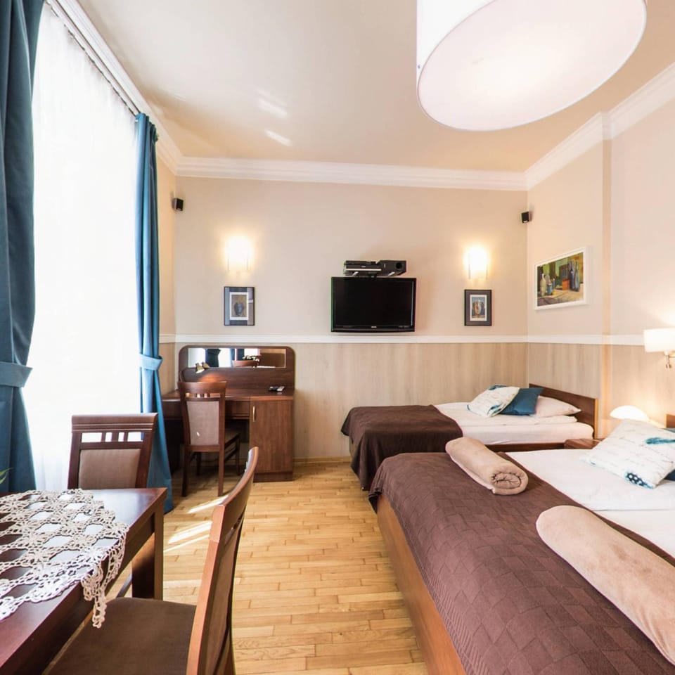 Bed, TV and multimedia, Balcony/Terrace, Kitchen or kitchenette, Other, Photo of the whole room, Decorative detail, Seating area, Bedroom